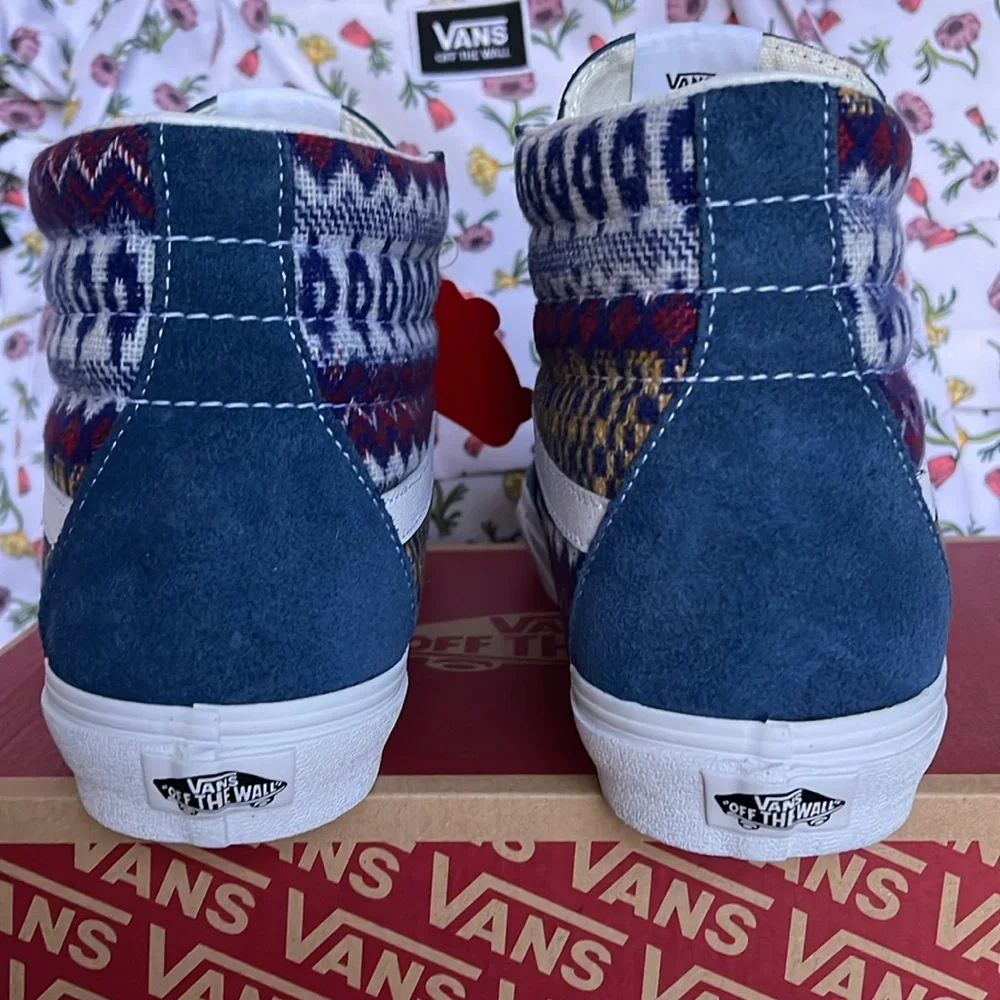 Vans Men’s Sk8-Hi
Fair Isle Blue/Multi
VN0A7Q5NBER
Sneakers - Picture 14 of 16